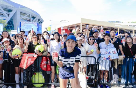 Zhang Shuai made an appearance at the Kunlun Mountain Mineral Water brand Pavilion, where the high-quality water and the Chinese golden flower jointly created a glorious moment