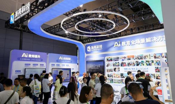 Hailiang Technology made its appearance at the 11th Asia Education Exhibition, empowering the revitalization of county-level education with "Education + AI"