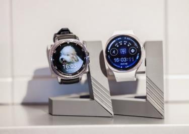 Healthy body, active life. Samsung Galaxy smart wearable products are must-haves for the New Year.