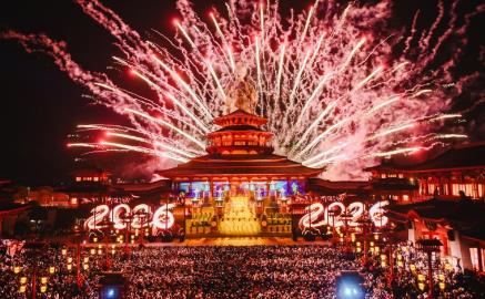 The first cyber train stunt show in East China makes its debut. Yangcheng Peninsula Park opens. 2026 New Year cultural and tourism feast.